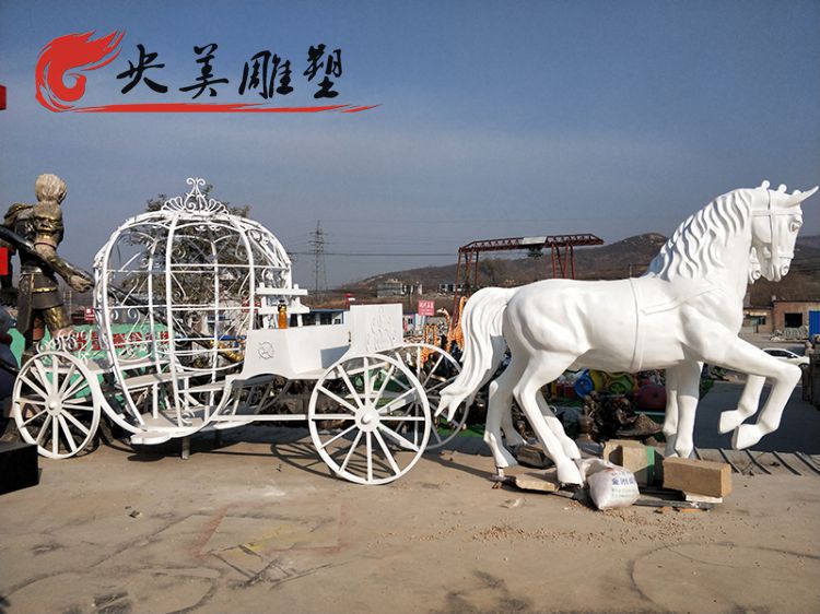 不銹鋼鏤空馬車雕塑 景區(qū)園林?jǐn)[件圖片