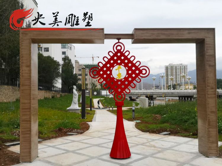 園林不銹鋼鏤空中國(guó)結(jié)雕塑圖片