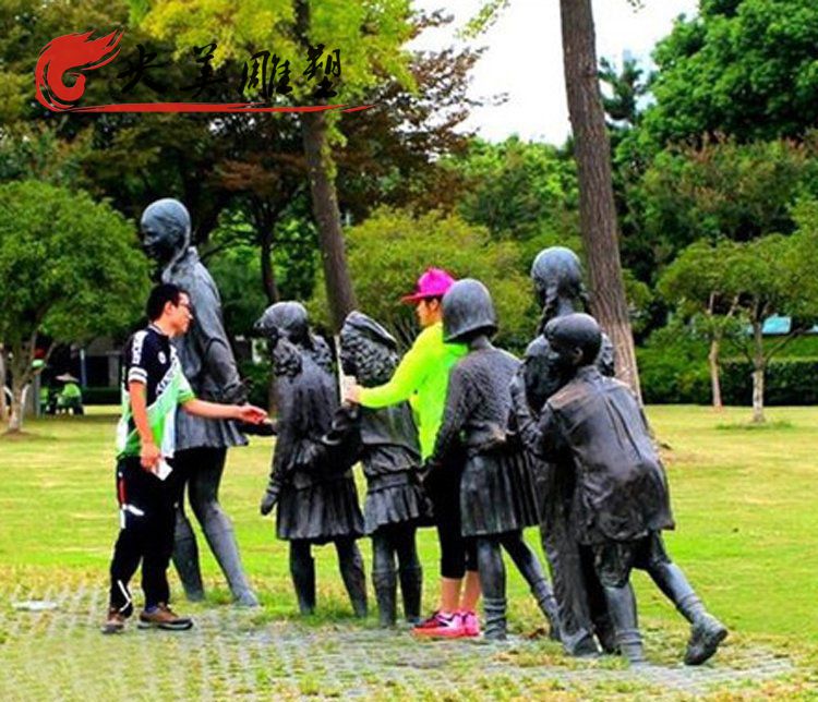 公園玻璃鋼仿銅兒童老鷹抓小雞雕塑圖片