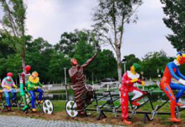 公園擺放玻璃鋼彩繪騎車(chē)小丑人物雕塑