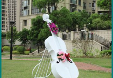 公園景區(qū)玻璃鋼創(chuàng)意花朵白色大提琴雕塑