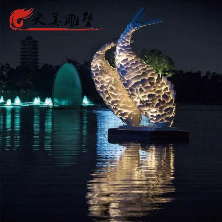 公園湖邊擺放不銹鋼燈光鯉魚(yú)水景觀雕塑圖片