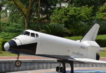 校園廣場玻璃鋼飛機模型裝飾擺件景觀雕塑