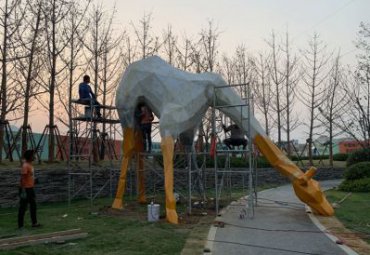 園林動物景觀大型玻璃鋼幾何抽象長頸鹿雕塑