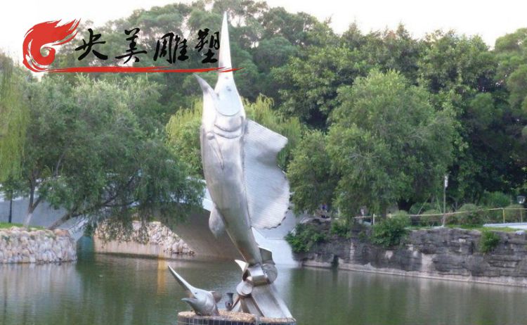 景區(qū)公園水池擺放大型不銹鋼魚標(biāo)識景觀雕塑圖片