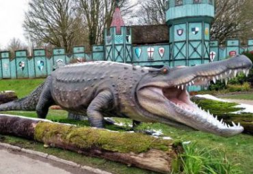 城市園林動物園大型創(chuàng)意玻璃鋼仿真鱷魚景觀雕塑